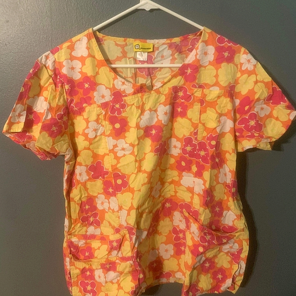 WonderWink summery floral scrub top / Women's Large